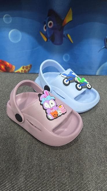 Босоножки, сандалии, шлепанцы: Детские сабо/шлёпки с ремешком и съёмными фигурными шармами. - — 1