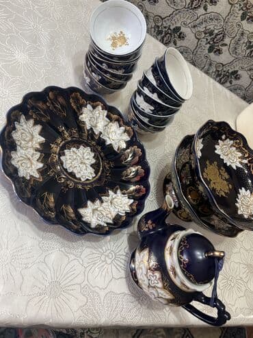 чайные сервизы советских времен: Набор посуды из фарфора/керамики с богатым черно-синим фоном и — 1