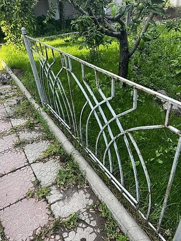 декоративный газон на стену: Секционный металлический бордюр/ограждение для клумб и газона. - — 1
