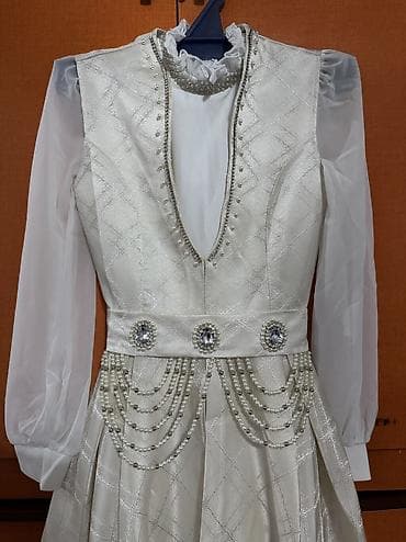 Мужская обувь: Платье в кремово-белом оттенке с жемчужным декором. Комплект создаёт — 3