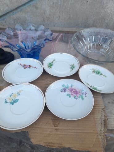 стол и шкаф: Срочно Продается посуда советских времен. цены от 50с до 400 — 2