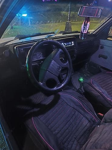 авто сатылат: Volkswagen Golf: 1988 г., 1.8 л, Кол менен иштөөчү, Бензин, Седан — 6