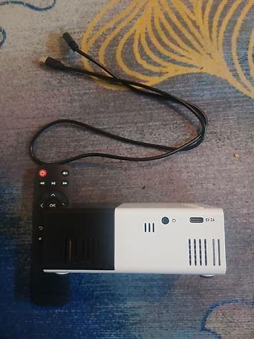 Мини-проектор с пультом ДУ и кабелем Компактный LED‑проектор в