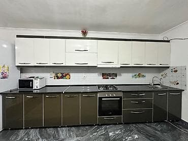 dinner table: Кухонный гарнитур с техникой - Верхние шкафы: светлые, глянцевые — 2