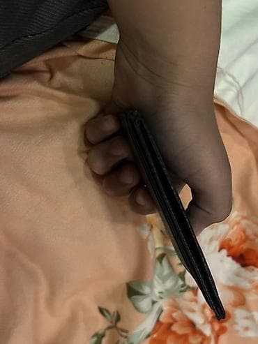 карт: Тонкий кардхолдер из черной фактурной кожи. - Формат: вертикальный — 1