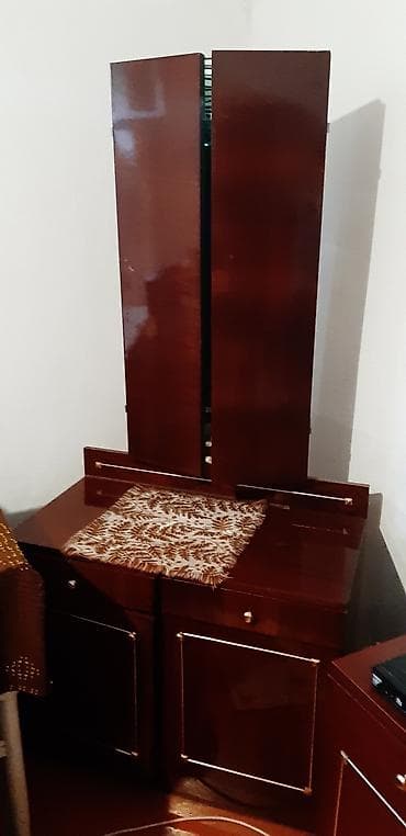 туалетные столик: Зеркало-трюмо, в хорошем состоянии
Новопавловка — 2