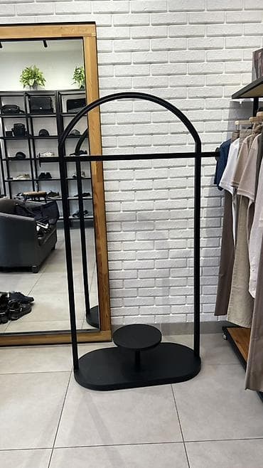 вешалка напольная для одежды: Напольная стойка-вешалка для одежды с декоративной полкой - Материал — 1