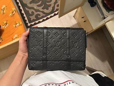 Үлпөт көйнөктөрү жана аксессуарлар: На изображении представлена мужская сумка-мессенджер Louis Vuitton — 1