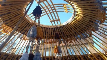 полатку: Аренда юрты, Каркас Деревянный, 85 баш, С полом, Стол, Самовар — 4