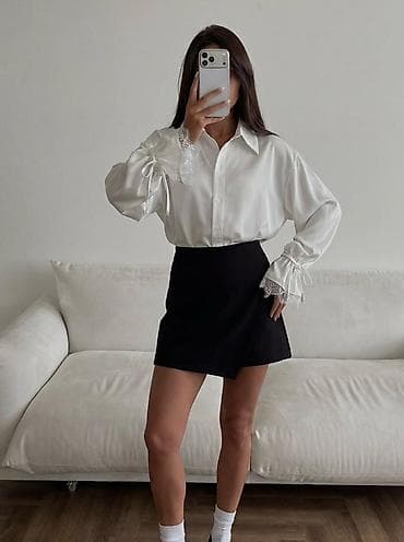 рубашка в клетку: Белая женская блузка с кружевными манжетами. Есть размер M - — 3