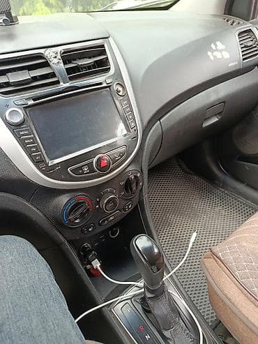 Hyundai Solaris: 2015 г., 1.6 л, Автомат, Газ, Седан — 3