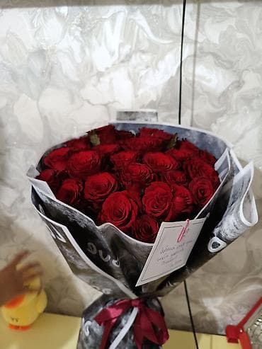 Балатылар: Букет из множества красных роз, аккуратно собранных и оформленных в — 2