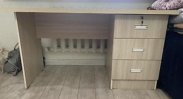 Письменный/компьютерный стол с тумбой - Материал: ЛДСП светлого