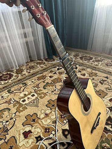 музыкальные инструменты: Акустическая гитара с вырезом (cutaway) - Классическая шестиструнная — 1