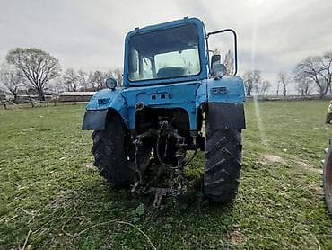 матор трактора: Колёсный трактор синего цвета с кабиной. Трактор стоит в чалдоваре — 6