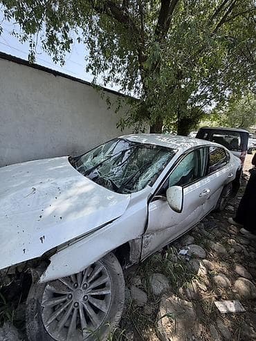 Продаётся автомобиль Киа к7 на запчасти (седан, белый цвет)