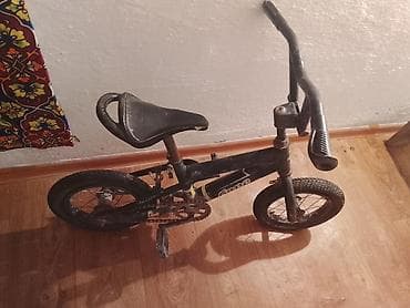 нода: Детский велосипед с колесами примерно 12 дюймов. Особенности: - — 1