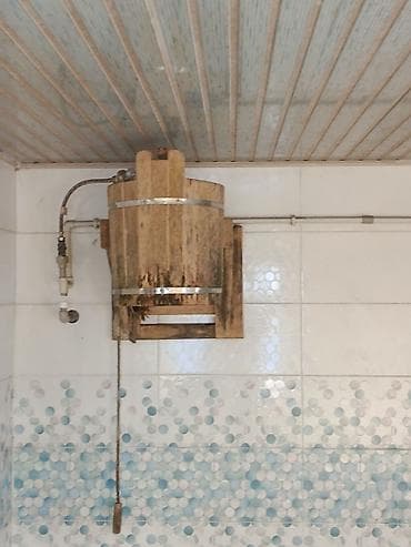 Пластиковые двери ПВХ (2 шт.) и подвесное ведро-обливной душ для