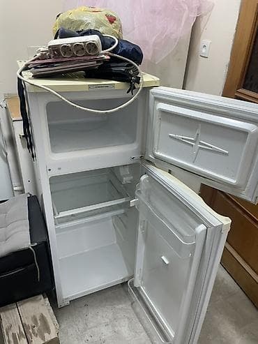 Компактный двухкамерный холодильник с верхней морозильной камерой