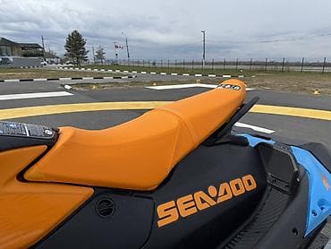 водные скутера: Гидроцикл Sea‑Doo SPARK (двухместный) на прицепе. Описание: - Легкая — 10