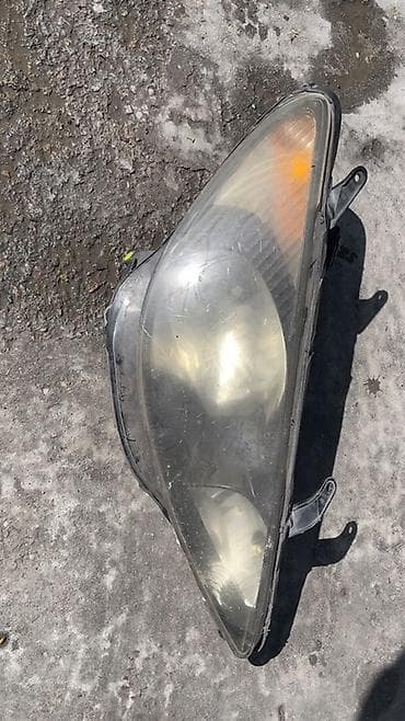 Передняя левая фара Toyota