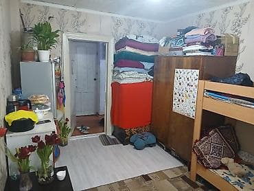 двух этажный дом: Продается комната 13 кв.м. секционного типа в секции 5-комнат. Комната — 3