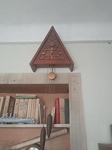 Часы кукушка Настенные часы с маятником и гиревым приводом - Тип at lalafo.kg Часы кукушка Настенные часы с маятником и гиревым приводом - Тип