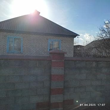 жаны уйлор: Продаётся кирпичный одноэтажный дом с двускатной крышей из шиферных — 2