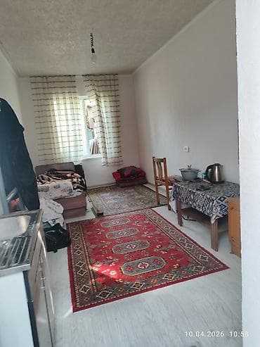 Кыймылсыз мүлк: Уютная комната-студия с окном и светлыми стенами. Планировка: вход в — 1