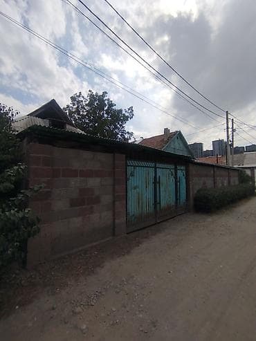 Үйлөр: Продаю дом участок угловой 2.8 соток Г образной форме На участке 2 — 8