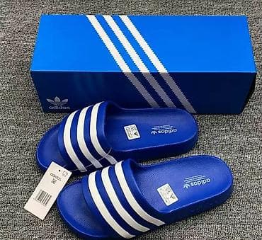 Adidas Adilette — классические шлёпанцы с тремя полосками. Размеры: 40