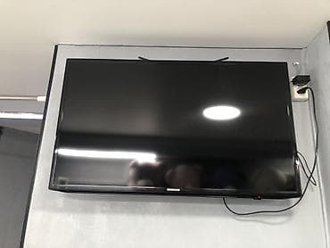 Телевизор Samsung, диагональ около 32–40". Плоская LED‑панель с