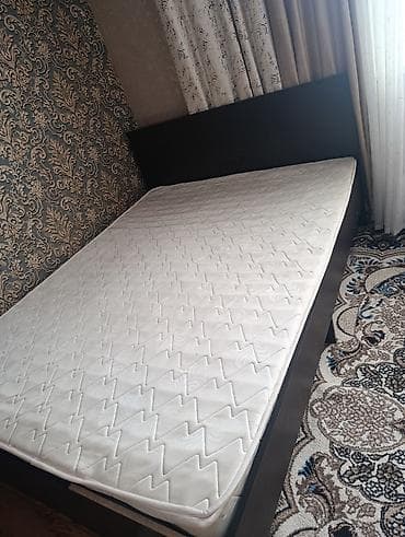 Кровати: Двуспальная кровать с матрасом. - Размер спального места — 3