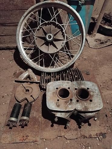Набор запчастей для советского мотоцикла (ретро). В комплекте на фото
