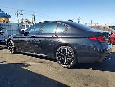 два авто: BMW 5 series: 2023 г., 3 л, Седан — 2