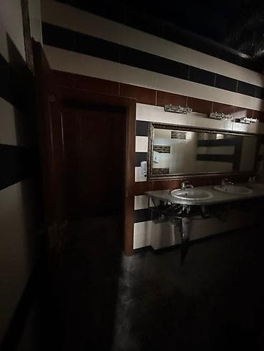 Продажа павильонов: Продаётся готовый бизнес. Площадь помещения — 690 м². Здание — 3