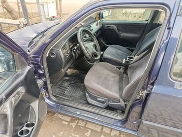 голфа: Volkswagen Golf: 1994 г., 1.6 л, Механика, Бензин, Хэтчбэк — 7