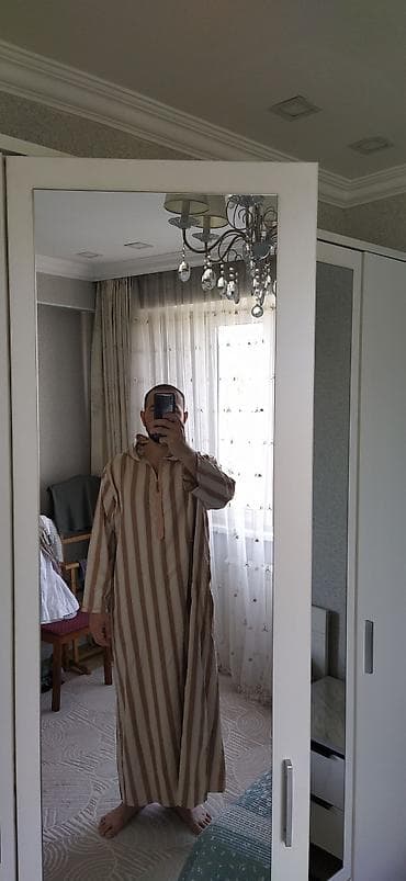 Хамис приобрел в Медине, один раз одел в Мекке в мечеть Харам и пару — 2