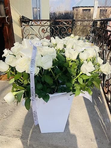 Большая композиция из белых роз в дизайнерском боксе - Состав