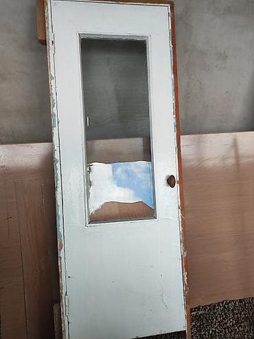 Межкомнатная дверь, Б/у, Со стеклом, Одностворчатая, Деревянная, Распашная, цвет - Белый at lalafo.kg Межкомнатная дверь, Б/у, Со стеклом, Одностворчатая, Деревянная, Распашная, цвет - Белый