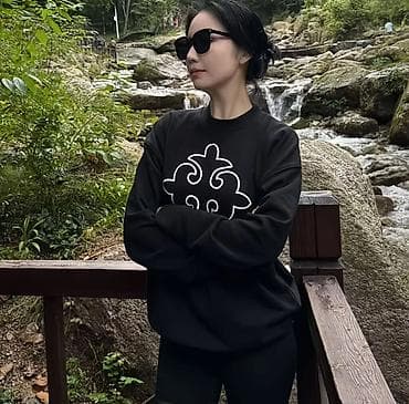 Свитшот женский, черный, с крупным контрастным принтом кыргызский