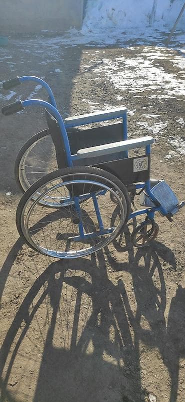 Инвалидная коляска с ручным приводом. Особенности: - Стальная рама