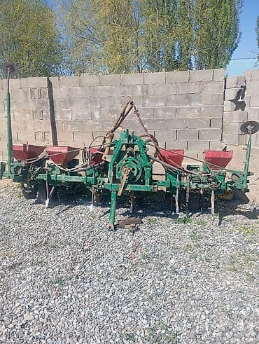 сапог двухскатная: Кукурузная/овощная механическая сеялка, навесная на трактор. - Ширина — 4