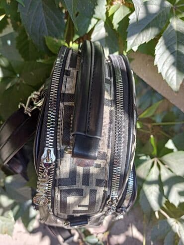 Спецодежда: Продаю рюкзачок. Новый. Покупала за 1 500 сом. Высота: 24 см. Ширина — 4