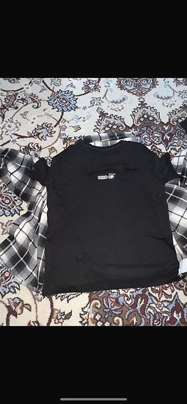 Футболка черная базовая с минималистичным принтом на груди. - Крой