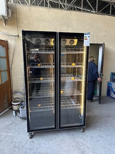Двухдверный холодильный шкаф-витрина для напитков и продуктов -