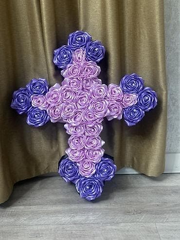 корзины для цветов: Панно/венок в виде креста с ангельскими крыльями из атласных лент. - — 2