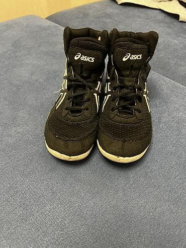 Кроссовки для борьбы ASICS, высокие.
40 размер очень хорошие
