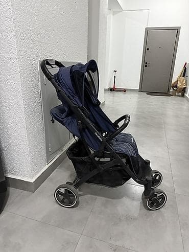 бекер коляска: Прогулочная коляска Berecobaby (надпись на ткани) в темно‑синем цвете — 1