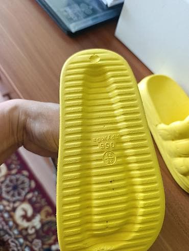 белые шлепки: Яркие детские шлёпанцы-желтые сланцы с декоративной ромашкой. - — 2